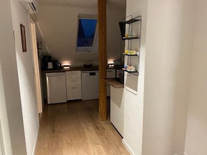 Køleskab, mikrobølgeovn, ovn, kogeplade