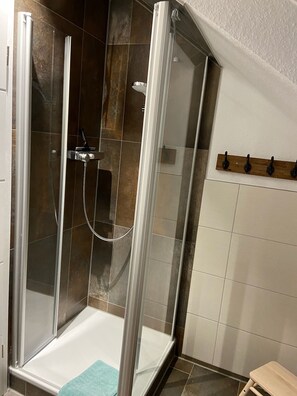 Shower, hair dryer, towels, soap - Holiday apartment Galgenweg (Friedeburg)