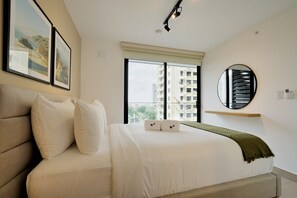 1 dormitorio, escritorio, tabla de planchar con plancha y wifi
