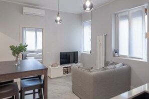 Apartment | Living area | Flat-screen TV - BnButler - Pergolesi 6 (Milan)