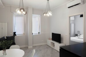 Apartment | Living area | Flat-screen TV - BnButler - Pergolesi 6 (Milan)