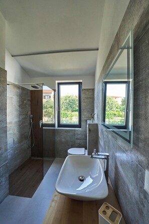 Shower, hair dryer, towels, soap - Neues Gebäude. Es Liegt 3,5 km vom Zentrum von Poreč Entfernt (Porec)