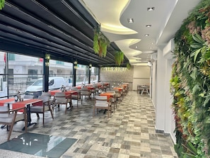 含每日吃到飽早餐