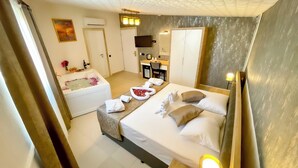 A hotel room with a bed, a bathroom, a desk, and a TV. - Bloomtalya Hotel  (Antalya)