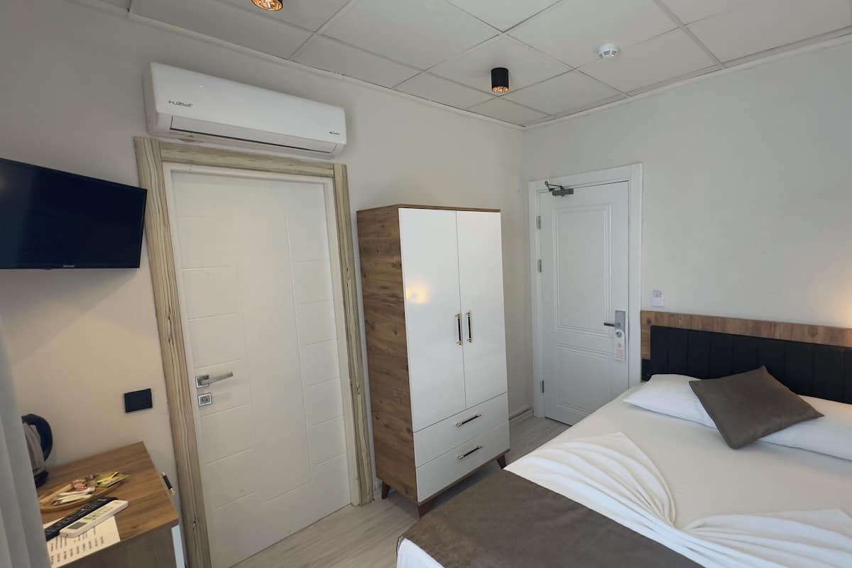 Economy Room | Premium bedding, minibar, desk, laptop workspace