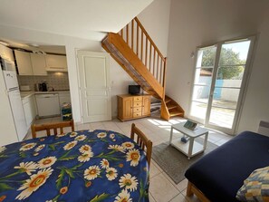 3 bedrooms - Modern Villa Near Beach - 2BR, Mezzanine, 8 Sleeps, Terrace, Parking, 2 Min Walk to Thalasso (Saint-Jean-de-Monts)