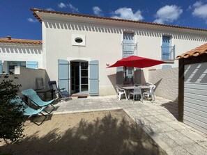 Outdoor dining - Modern Villa Near Beach - 2BR, Mezzanine, 8 Sleeps, Terrace, Parking, 2 Min Walk to Thalasso (Saint-Jean-de-Monts)