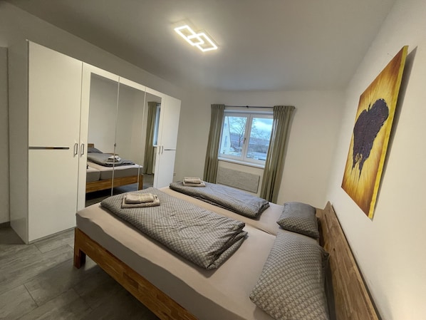1 bedroom, in-room safe, desk, iron/ironing board