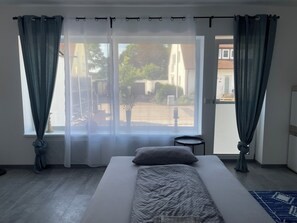 1 quarto, cofres nos quartos, escrivaninha