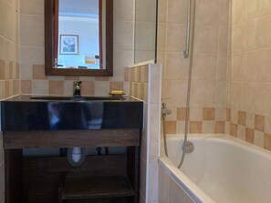 A bathroom with a sink, mirror, and shower. - Apartment for 6/7 pers, mountain view, small pets welcome (Avoriaz)
