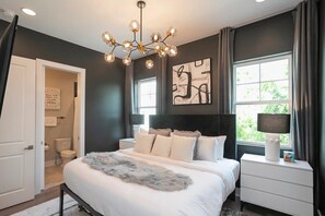 5 bedrooms, desk, iron/ironing board, WiFi - Near Downtown | Rooftop | Games (Nashville)