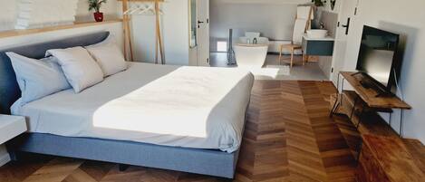 4 bedrooms, iron/ironing board, WiFi, bed sheets