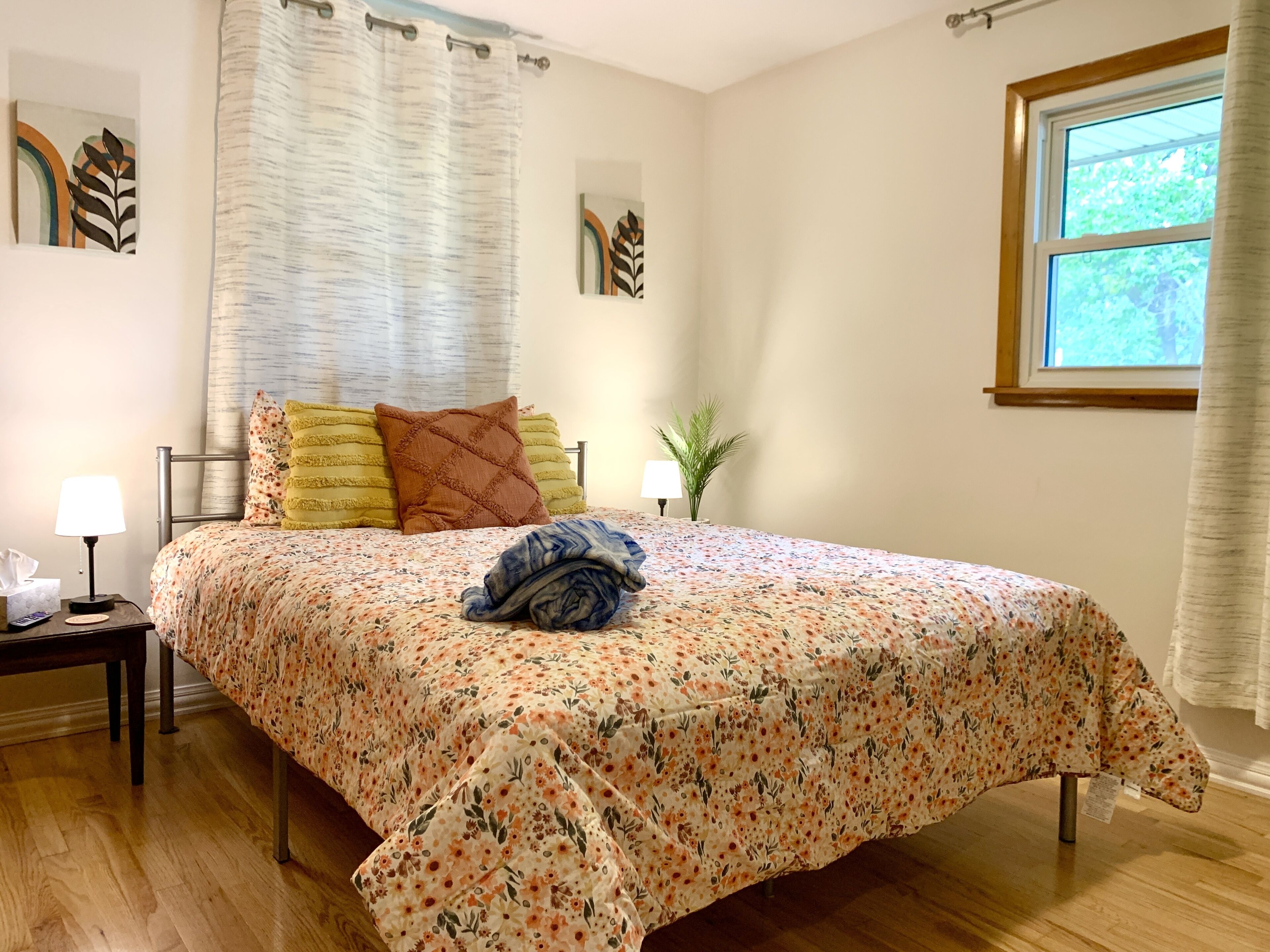 4 habitaciones, escritorio y tabla de planchar con plancha 