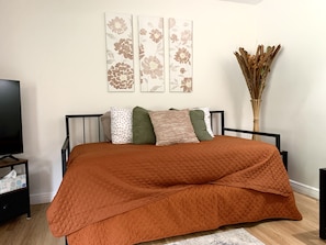 4 bedrooms, desk, iron/ironing board, travel cot - HOT TUB | Hazel Acres| Quiet Getaway | Notre Dame (South Bend)