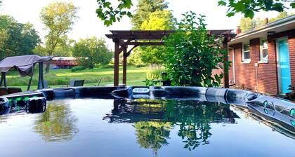 |HOT TUB| Hazel Acres| Quiet Getaway | Notre Dame