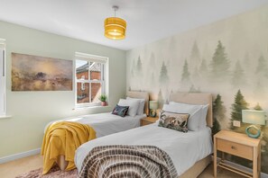 2 bedrooms, desk, iron/ironing board, travel crib - Best of both worlds with peace away from main roads and close enough to the city (Norwich)