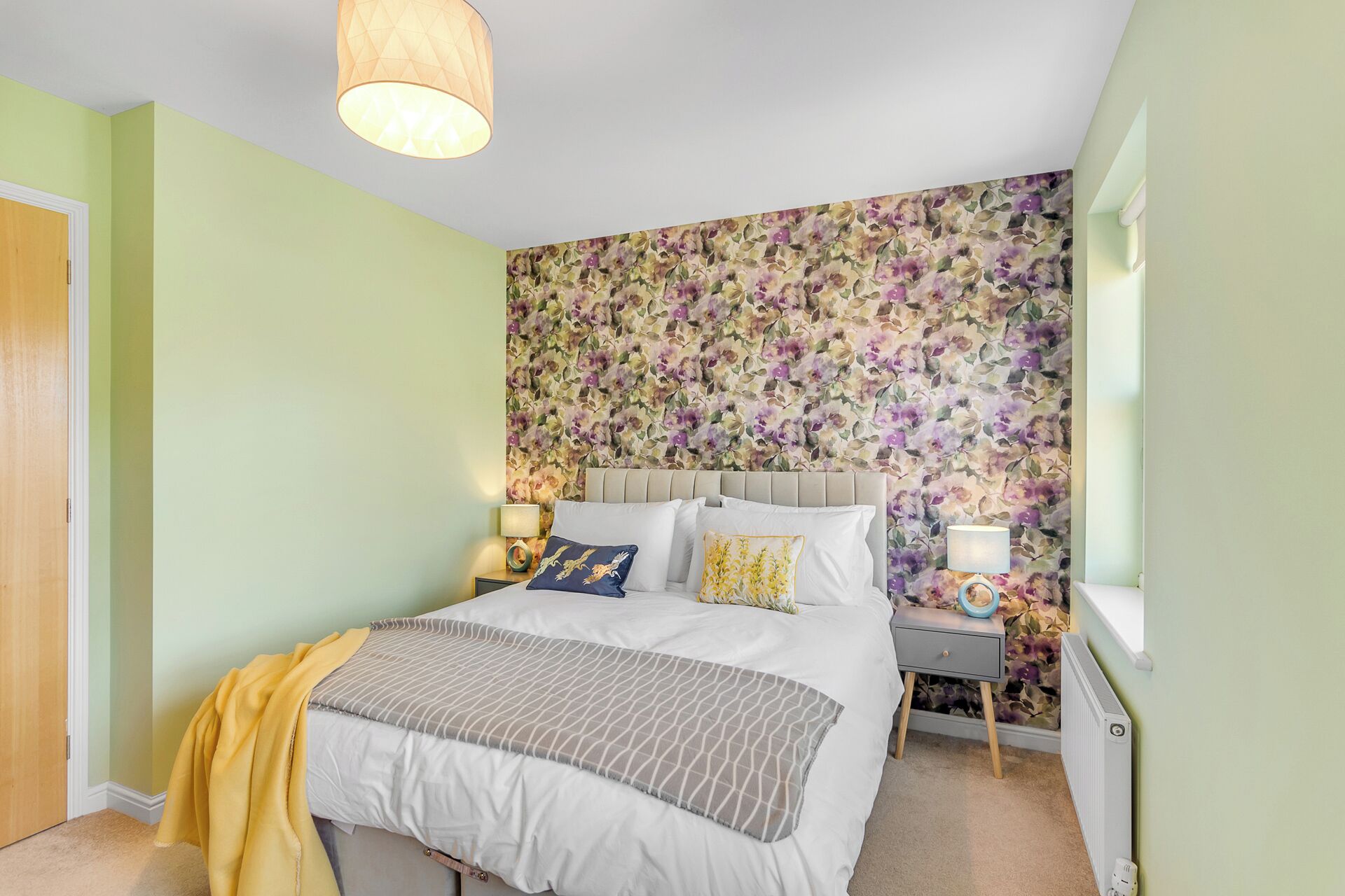 2 habitaciones, escritorio y tabla de planchar con plancha 