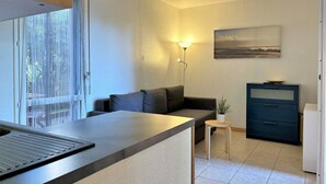 Unclassified image, 2 of 13, button - Ground Floor Apartment with Garden, Near Beach, 4 Sleeps, Bormes-les-Mimosas (Bormes-les-Mimosas)