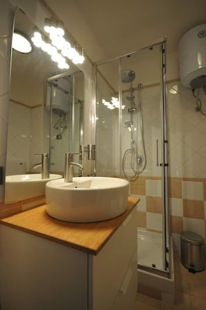 Dusche, kostenlose Toilettenartikel, Haartrockner, Bademäntel