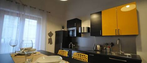 Réfrigérateur, micro-ondes, four, plaque de cuisson