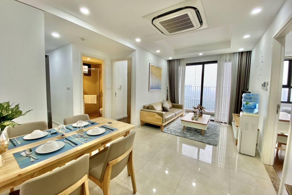 Apartamento de lujo, 2 habitaciones, vistas a la ciudad | Zona de estar | Una televisión