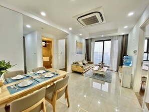 럭셔리 아파트, 침실 2개, 시내 전망 | 거실 공간 | TV