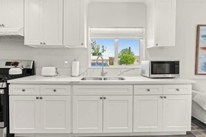 Frigorífic, microones, forn i placa de cuina 