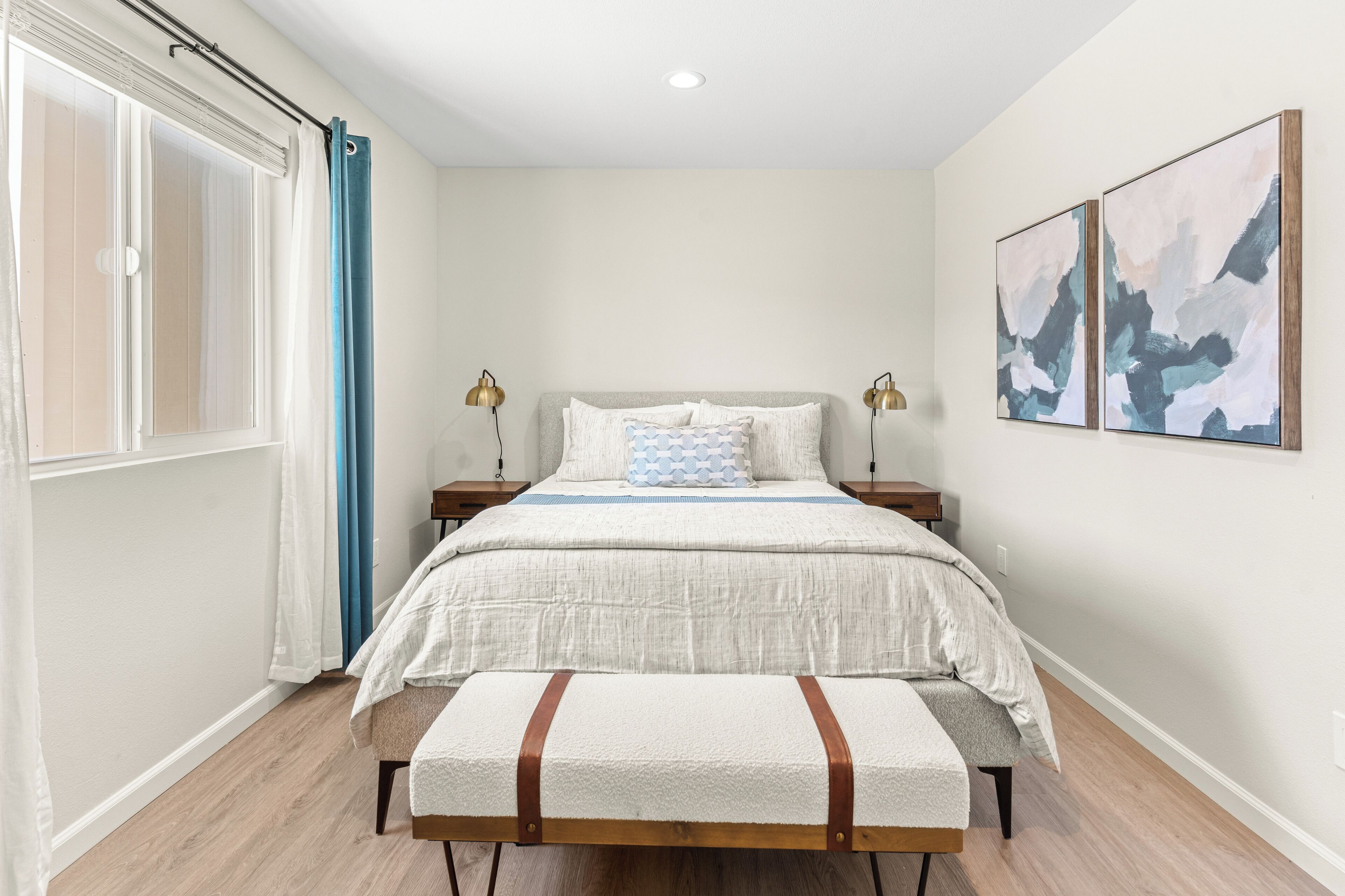 1 soverom, skrivebord, strykejern/-brett og reiseseng for barn