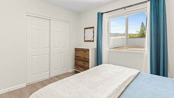 1 sovrum, skrivbord, strykjärn/strykbräda och resesäng