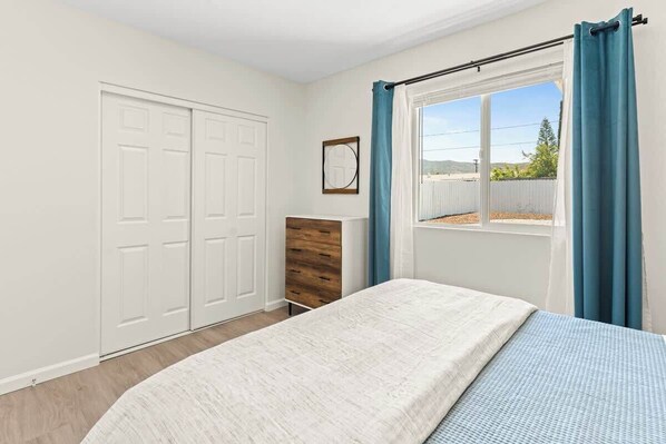 1 sovrum, skrivbord, strykjärn/strykbräda och resesäng