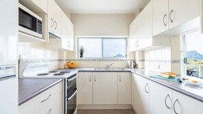 Fridge, microwave, oven, stovetop - Ocean Shores, 7 27 Weatherly Cl - waterfront with fabulous views and WiFi (Nelson Bay)