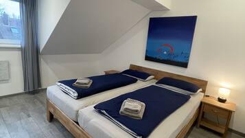 1 Schlafzimmer, Zimmersafe, Schreibtisch, Bügeleisen/Bügelbrett