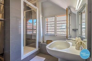 Hair dryer, towels, soap, shampoo - Charmant Duplex au Cœur du Village (Menthon-Saint-Bernard)