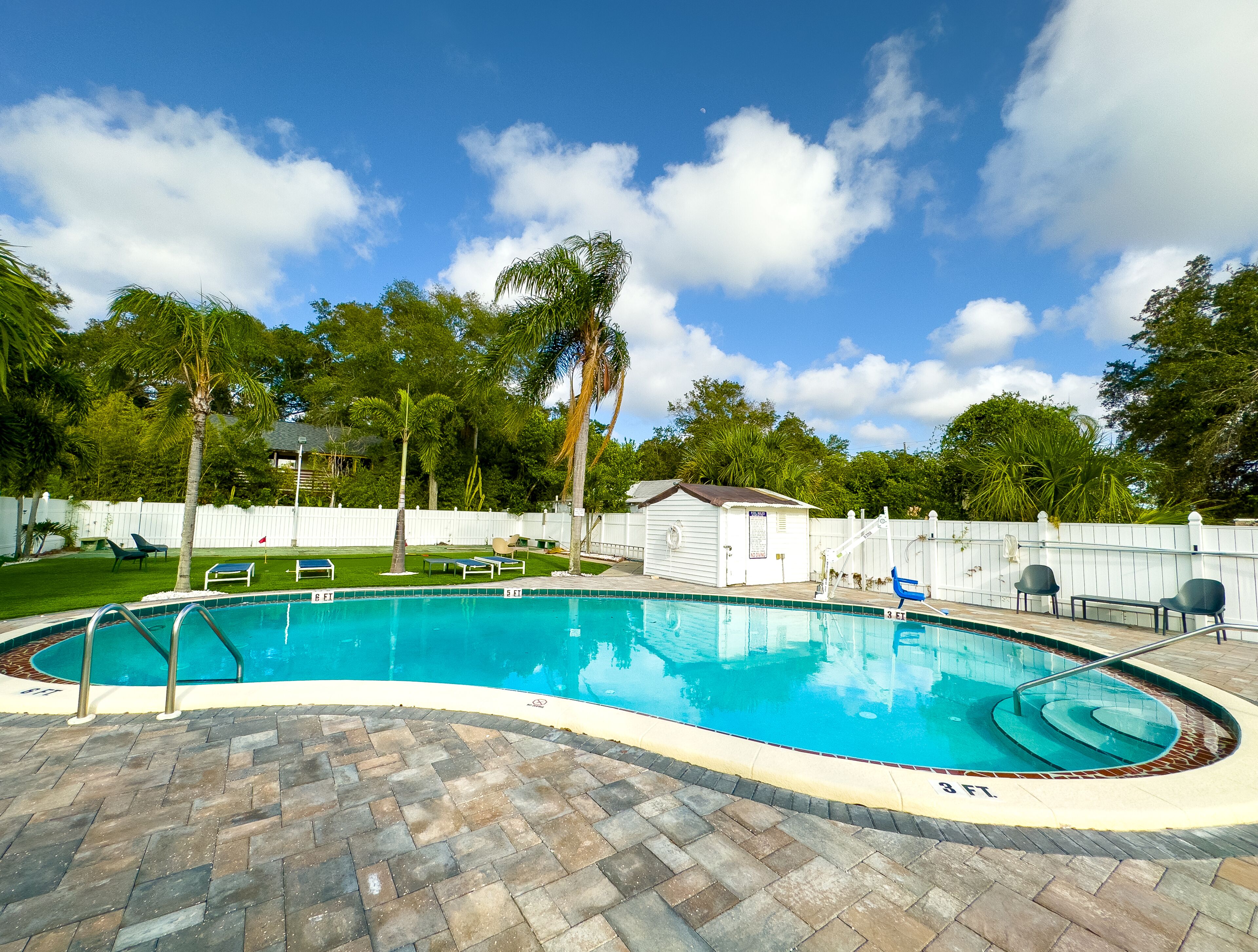 This apartment is a 3 bedroom(s), 1 bathrooms, located in Clearwater, FL.