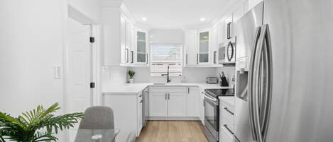 Kjøleskap, mikrobølgeovn, ovn og kokeplater