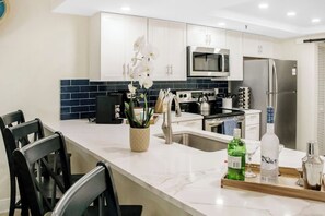 Jääkaappi, mikroaaltouuni, uuni, liesi