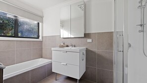 Bathtub, hair dryer - Broadwater Coastal Cottage (Cape Woolamai)