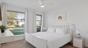 4 عدّة غرف نوم ومكواة/لوح كي وسرير سفر وخدمة الإنترنت