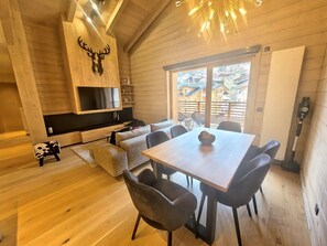 Televisie en een open haard