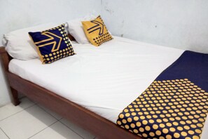 Economy Double Room | Free WiFi, bed sheets - Hotel O Kost Elisabeth Syariah (Malang)