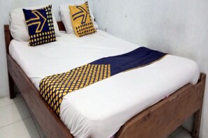 Economy Double Room | Free WiFi, bed sheets - Hotel O Kost Elisabeth Syariah (Malang)