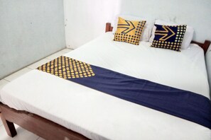 Economy Double Room | Free WiFi, bed sheets - Hotel O Kost Elisabeth Syariah (Malang)