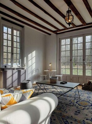 Télévision, cheminée, table de tennis de table, livres