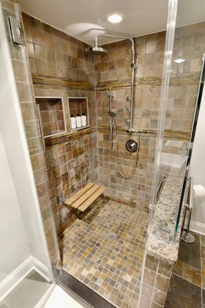 Dusche, Haartrockner, Handtücher