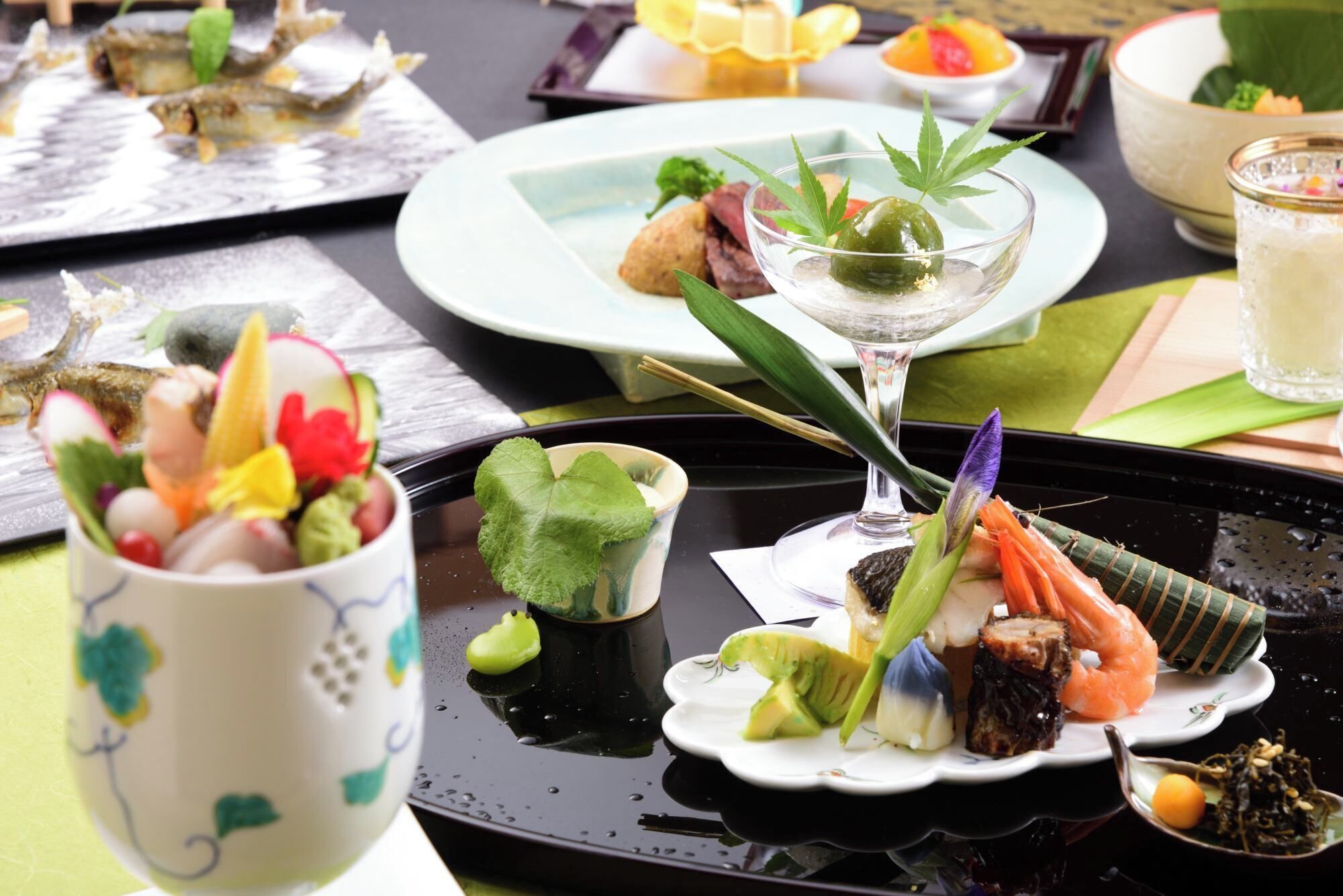 Une variété de plats sont disposés sur la table, notamment des fruits de mer, des légumes et un verre de boisson.