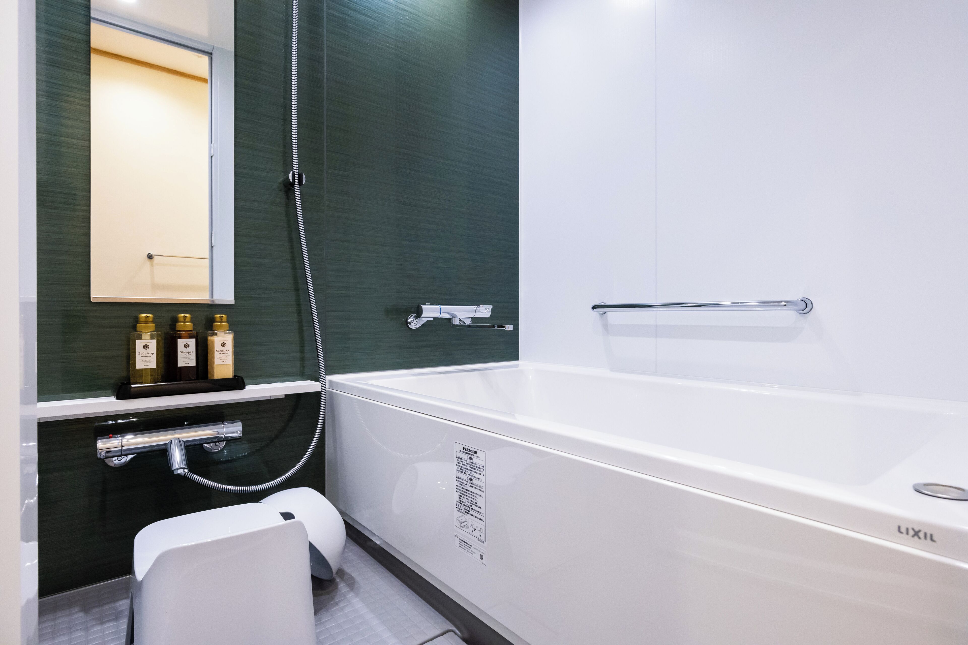 Un bagno moderno con una vasca da bagno bianca, cabina doccia in vetro e specchio sopra il lavandino.