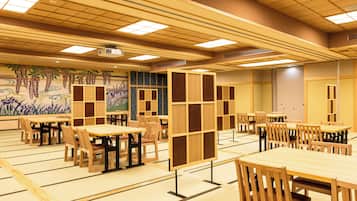 ๋ฃ์นธ ๋ด ์์ฌ ๊ณต๊ฐ