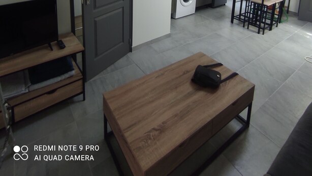 Een modern appartement met een keuken, een eethoek en een zithoek.