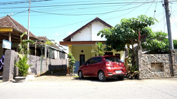 Vista frontal de la propiedad