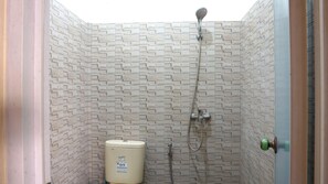 Habitación doble estándar | Baño | Regadera y toallas 